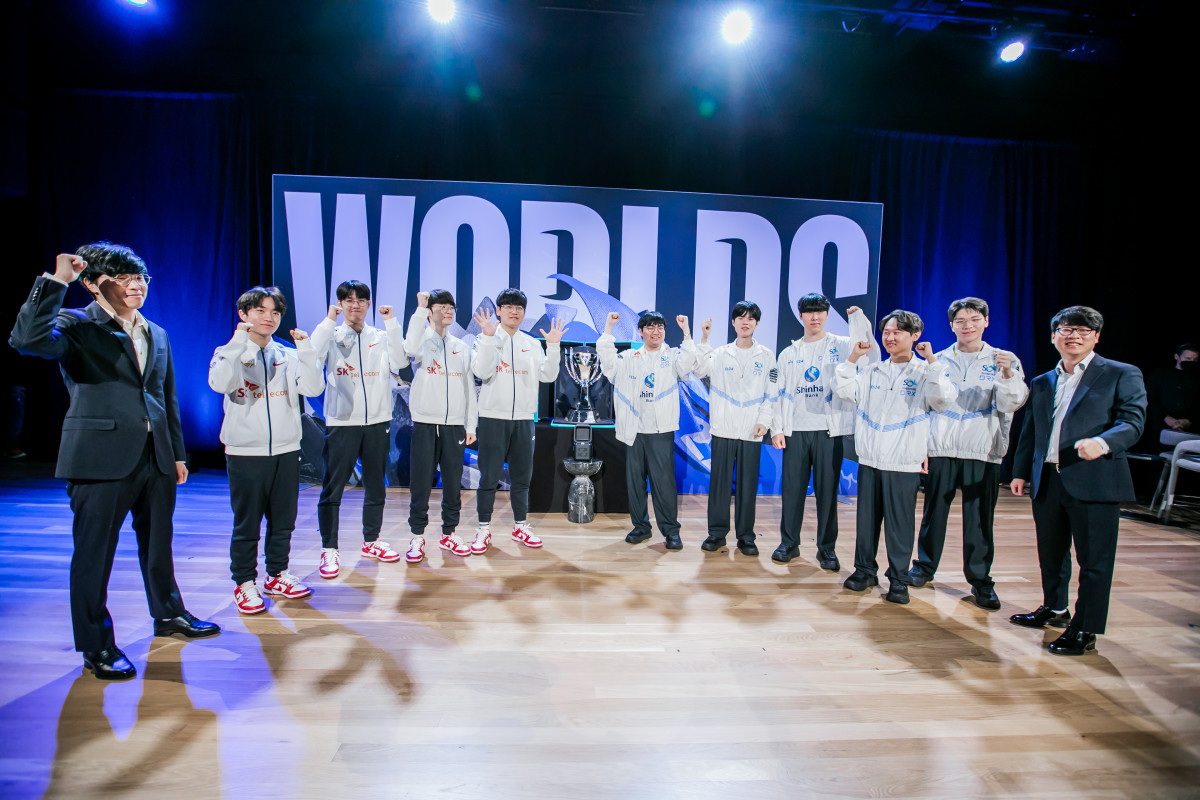 CALIFORNIA, SAN FRANCISCO - NOVEMBER 03: (L-R) Coach Bae "Bengi" Seong-woong, Moon "Oner" Hyeon-joon, Lee "Faker" Sang-hyeok, Lee "Gumayusi" Min-hyeong and Ryu "Keria" Min-seok of T1 and Cho "Beryl" Geon-hee, Kim "Deft" Hyuk-kyu, Kim "Zeka" Gean-woo, Hong "Pyosik" Chang-hyeon, Hwang "Kingen" Seong-hoon and coach Kim "SSONG" Sang-soo of DRX pose at the League of Legends World Championship Media Night on November 3, 2022 in San Francisco, CA.
